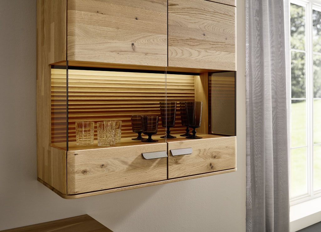 Detailaufnahme einer braunen Hängevtrinen mit Beleuchtung