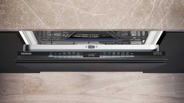 Geöffnete Einbaugeschirrspülmaschine mit sichtbarem Bedienfeld und integriertem Besteckkorb