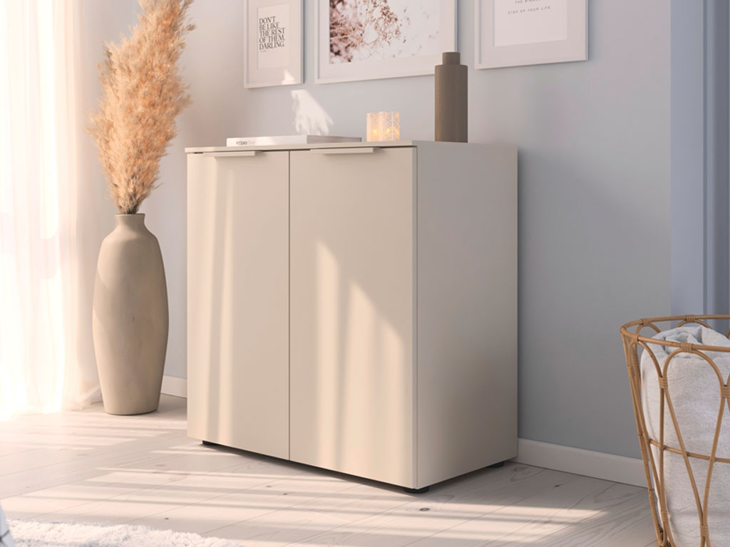 beige Kommode mit zwei Türen stilvoll dekoriert in einem modernen zimmer