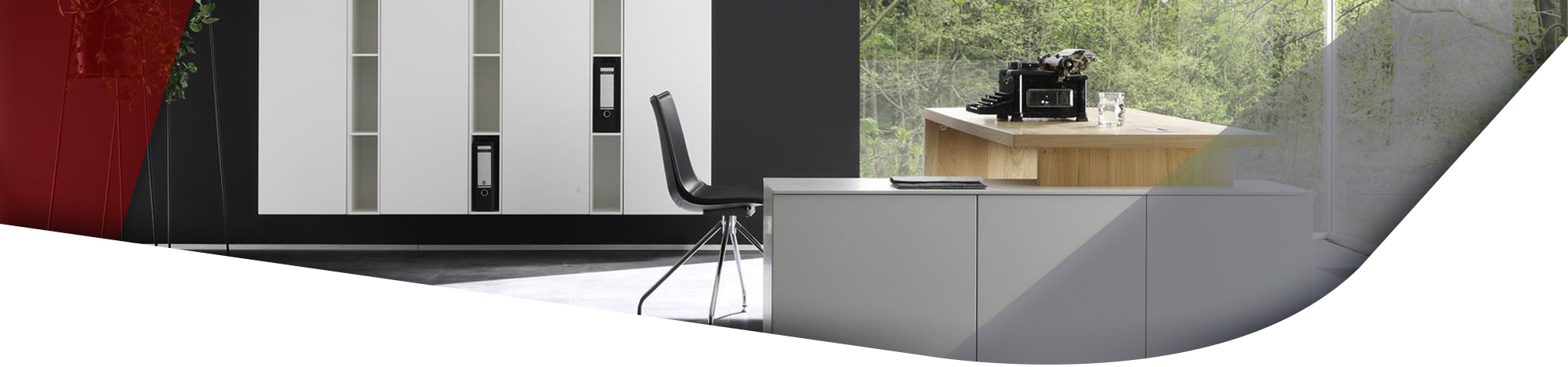 Aufliegeschreibtisch aus Holz mit weißem Sideboard und weißem Regal im Hintergrund