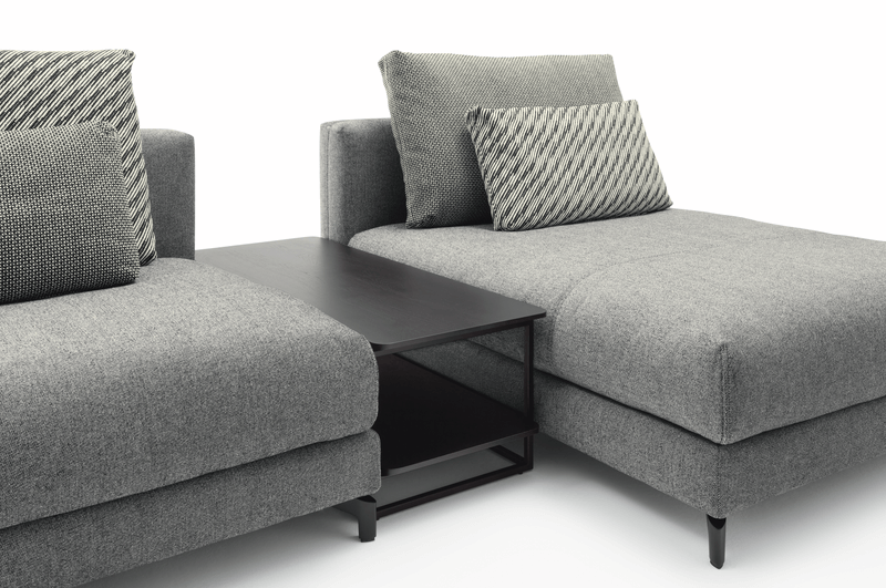 schwarzes Regal als Zwischenablage für die Couch