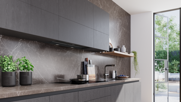 Weitwinkel-Aufnahme einer minimalistischen Design-Küche. Die schwarze Dunstabzugshaube fügt sich nahtlos in die dunkle Schrankfront über dem Kochbereich ein.