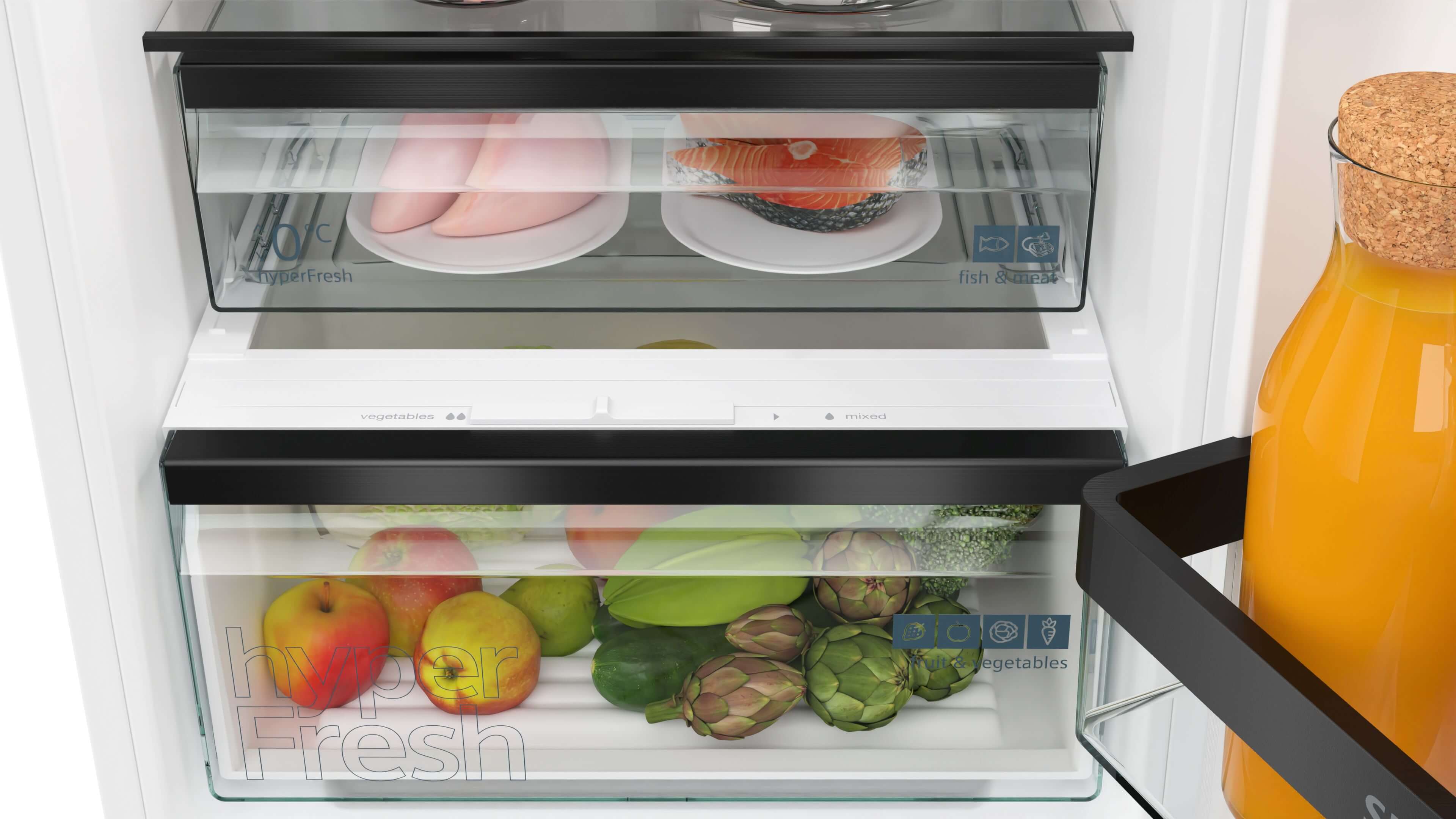 Nahaufnahme der 0°C superFresh Schublade mit Fleisch/Fisch und der hyperFresh Schublade mit Gemüse/Obst.