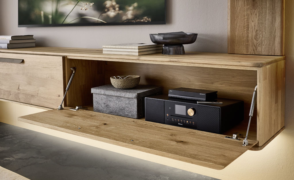 Detailaufnahme eines braunen Lowboards mit geöffneter Medienklappe