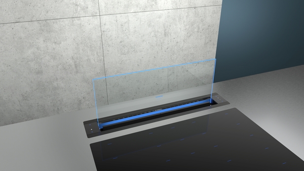 Eingebaute Dunstabzugshaube mit Glasabdeckung und moderner Induktionskochfeld-Einheit