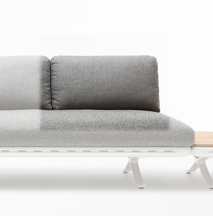graues Rückenkissen für ein Sofa