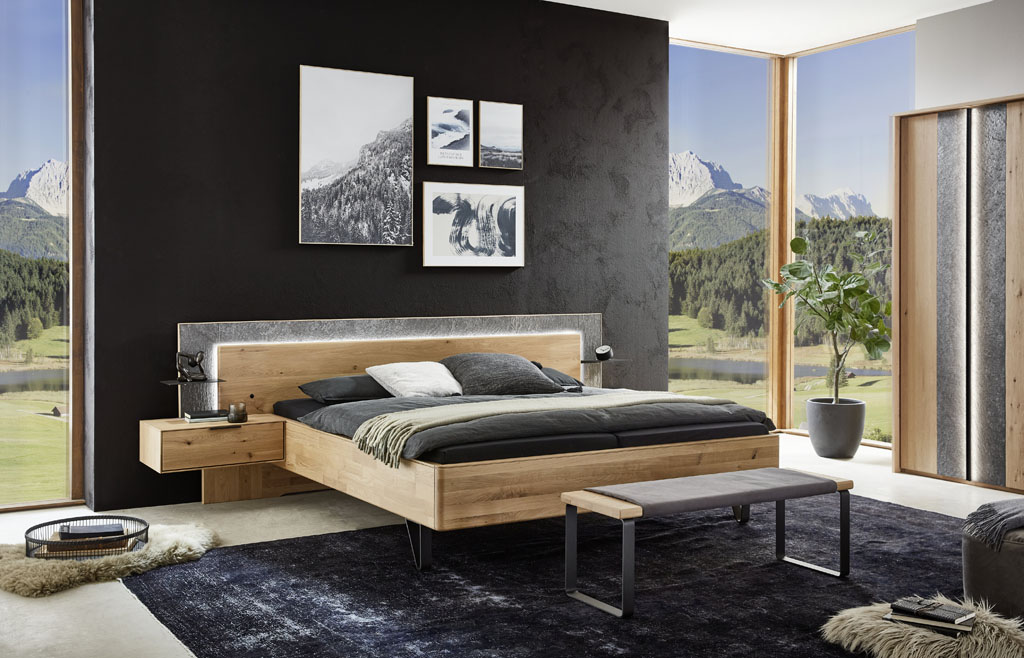 modernes Holzbett mit grauem beleuchtetem Akzent stilvoll dekoriert in einem modernen Raum