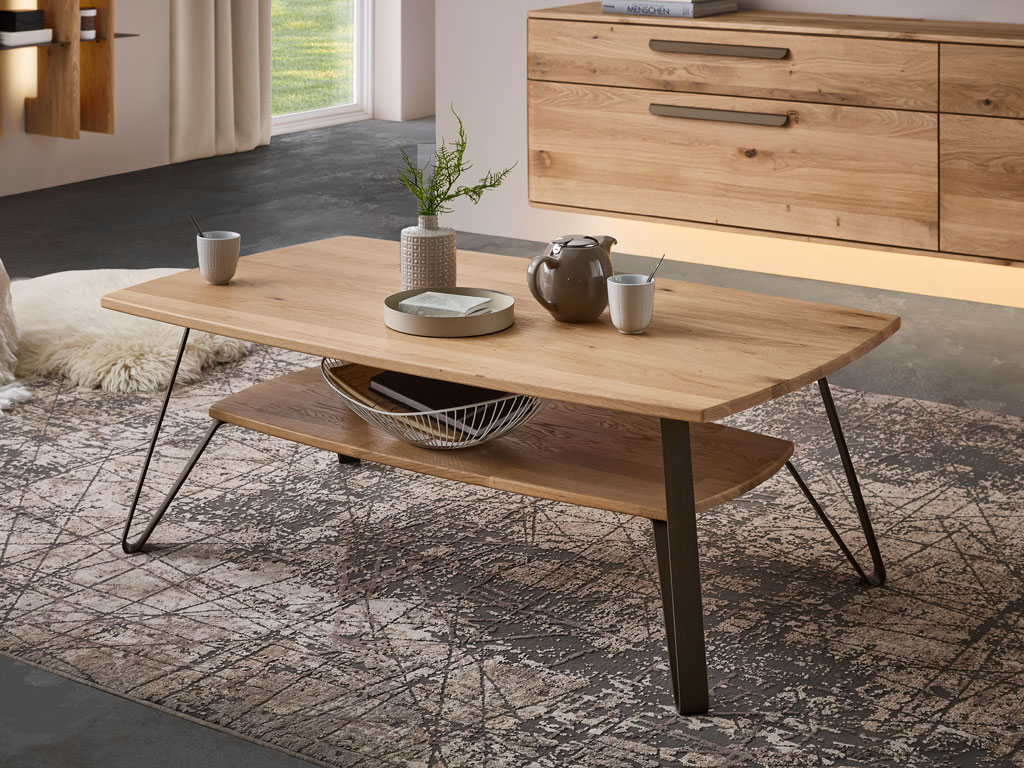 moderner Couchtisch aus Holz mit Metallgestell und einer Ablage stilvoll dekoriert in einem modernen Zimmer