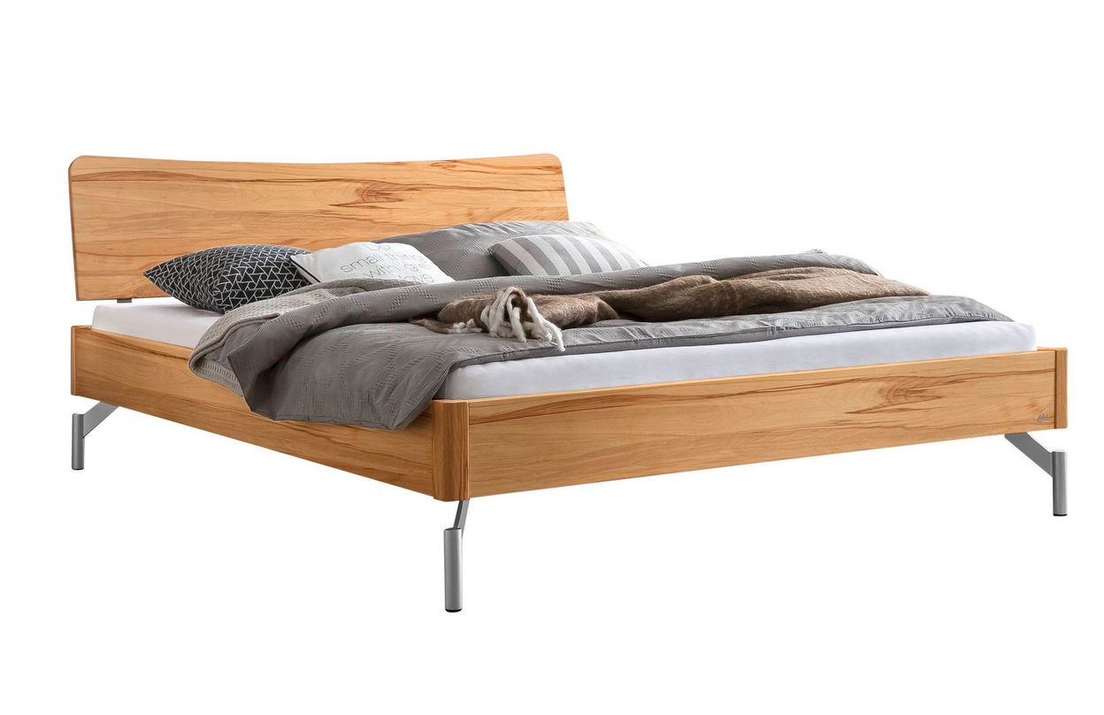 braunes holzbett mit holzkopfteil auf metallfüßen matratze und moderne bettwäsche hasena