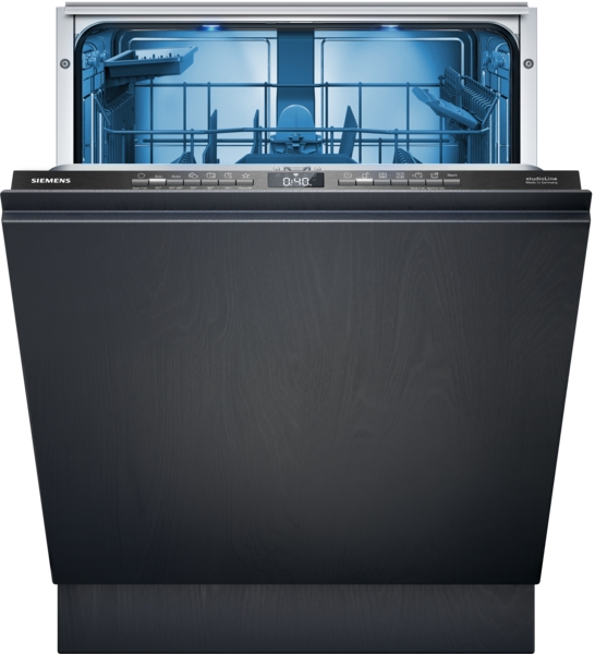 Gesamtansicht des geöffneten, vollintegrierten Siemens studioLine Geschirrspülers SN63E808BE mit einer dunkelbraunen Möbelfront. Der Innenraum ist blau beleuchtet, die Edelstahl-Bedienblende mit Display ist sichtbar.