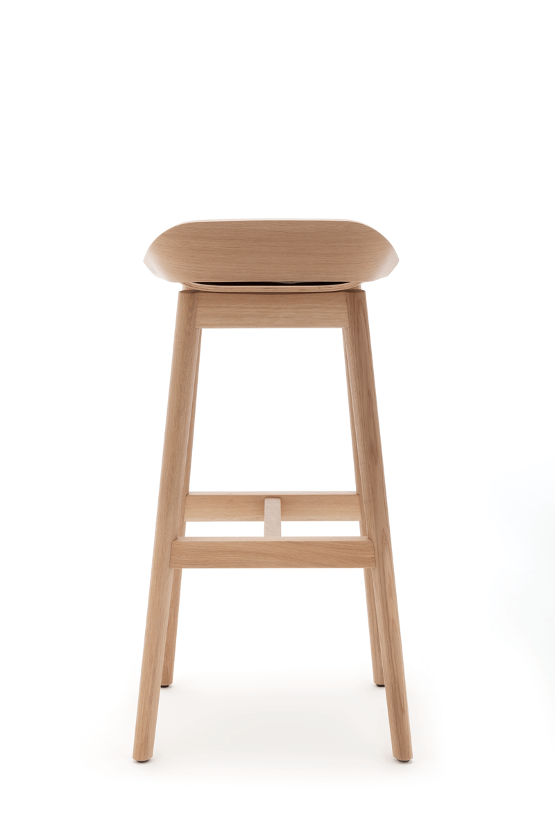 Heller Holzhocker mit schlichtem Design und stabiler Konstruktion für modernes Interieur