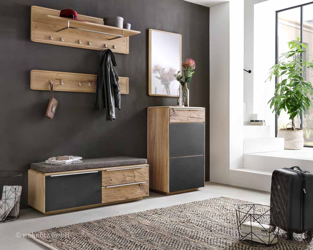 Bienenmühle Novum - Garderoben-Set, 5-teilig | Vorschlag 8 | Wildeiche furniert Eingangsbereich mit Holz-Garderobe, Sitzbank und Kommode, dekoriert mit Pflanzen und Spiegel