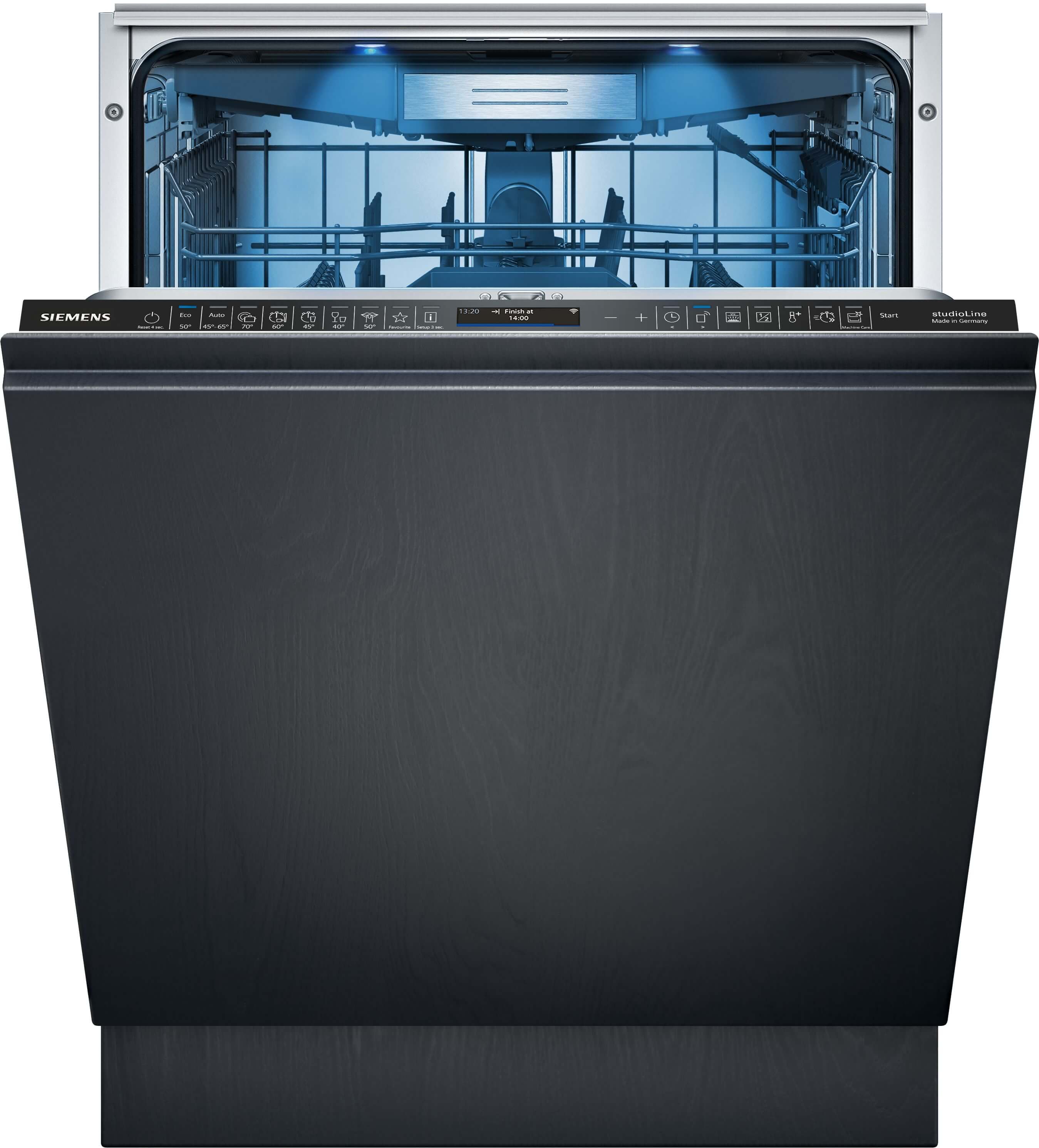 Frontansicht eines voll- oder teilintegrierbaren Siemens studioLine Geschirrspülers mit dunkler Frontpanel-Holzoptik, geöffneter Tür, oben liegender Bedienblende mit Digitalanzeige und blau ausgeleuchtetem Innenraum.