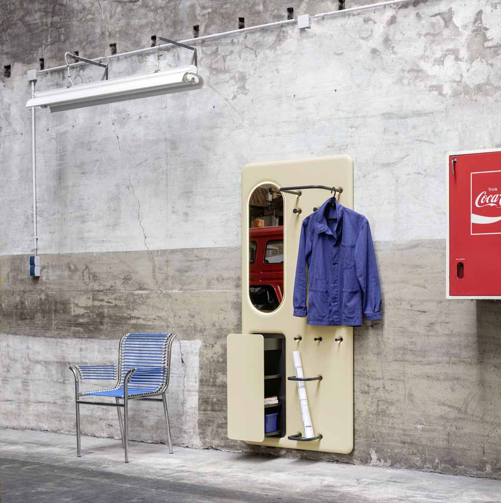 Sudbrock Juno -  Garderobenpaneel | B: 90,0 cm | Lack mandel | Ausrichtung links Industrie-Wand mit Vintage-Garderobe, Spiegel und blauer Jacke neben Stuhl und rotem Schrank