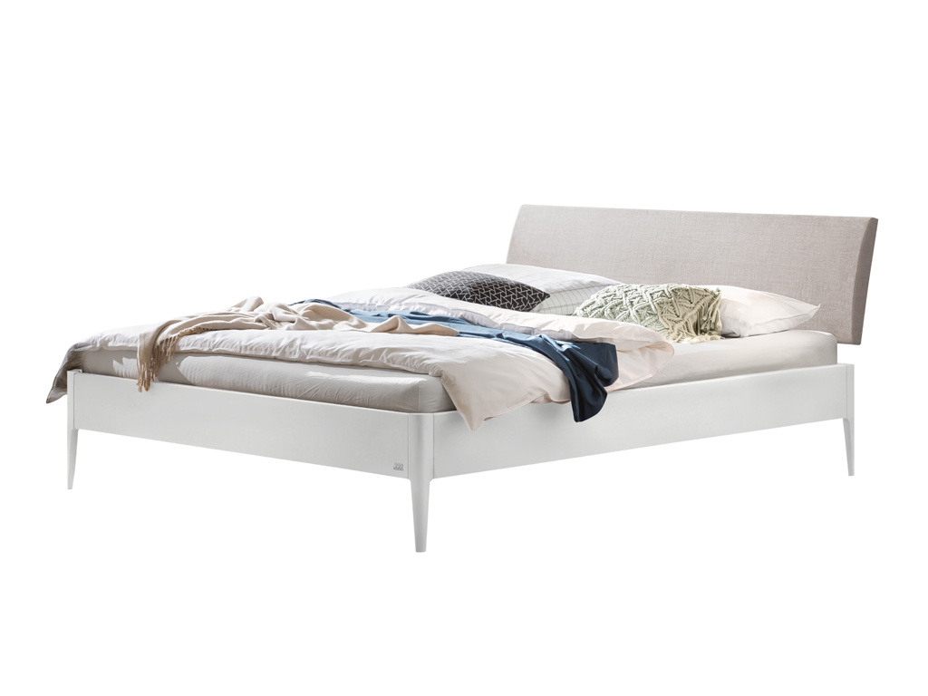 Ein fertig montiertes Hasena Fanano Bett mit einem weiß lackierten Bettrahmen und einem hellgrauen, gepolsterten Kopfteil. Das Bett ist mit Bettwäsche und Kissen dekoriert und steht vor einem weißen Hintergrund.