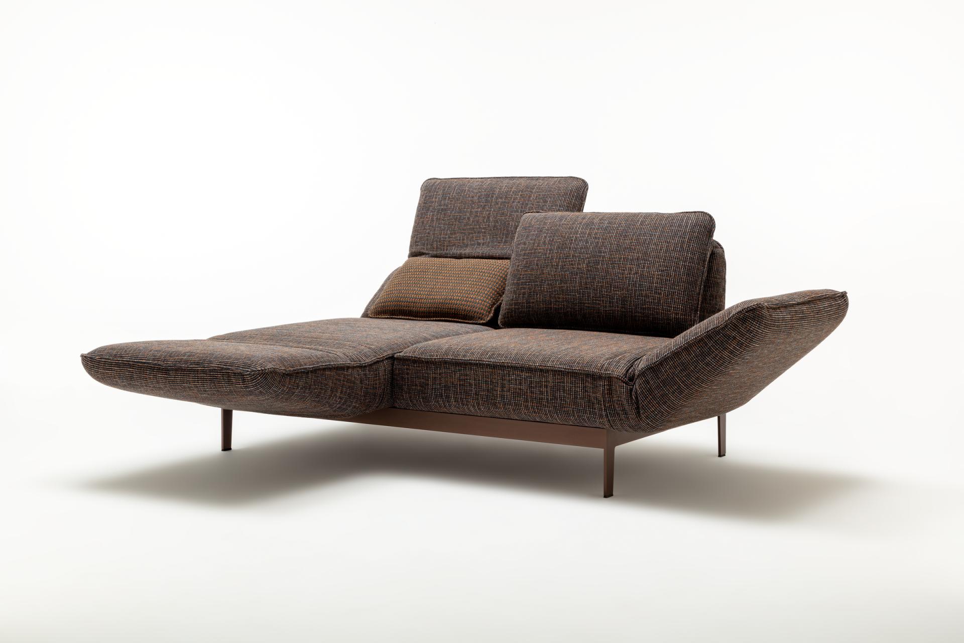 Stilvolles Liegesofa in Braun mit Metallrahmen, modernes Design