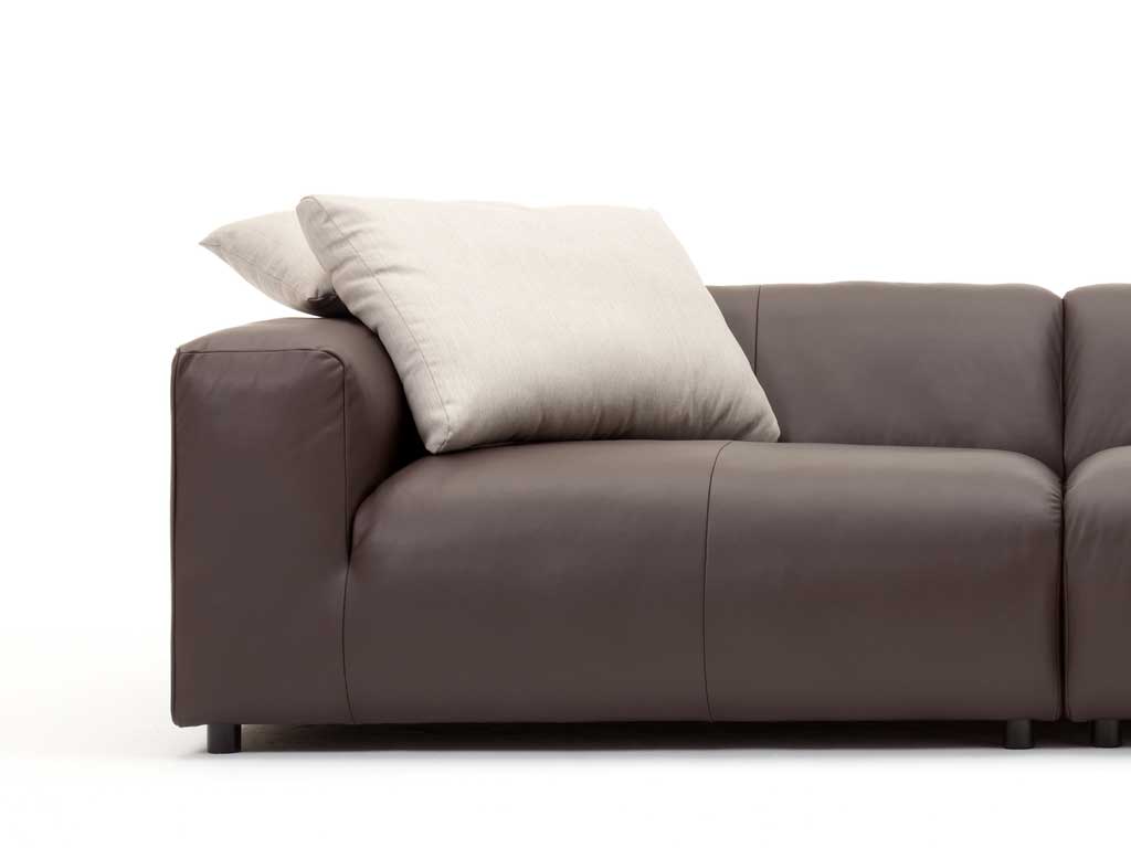 freistil Rolf Benz 187 - Rückenkissen mit Stützkissen | B: 75 cm Modernes braunes Ledersofa mit weichen, beigen Kissen auf hellem Hintergrund