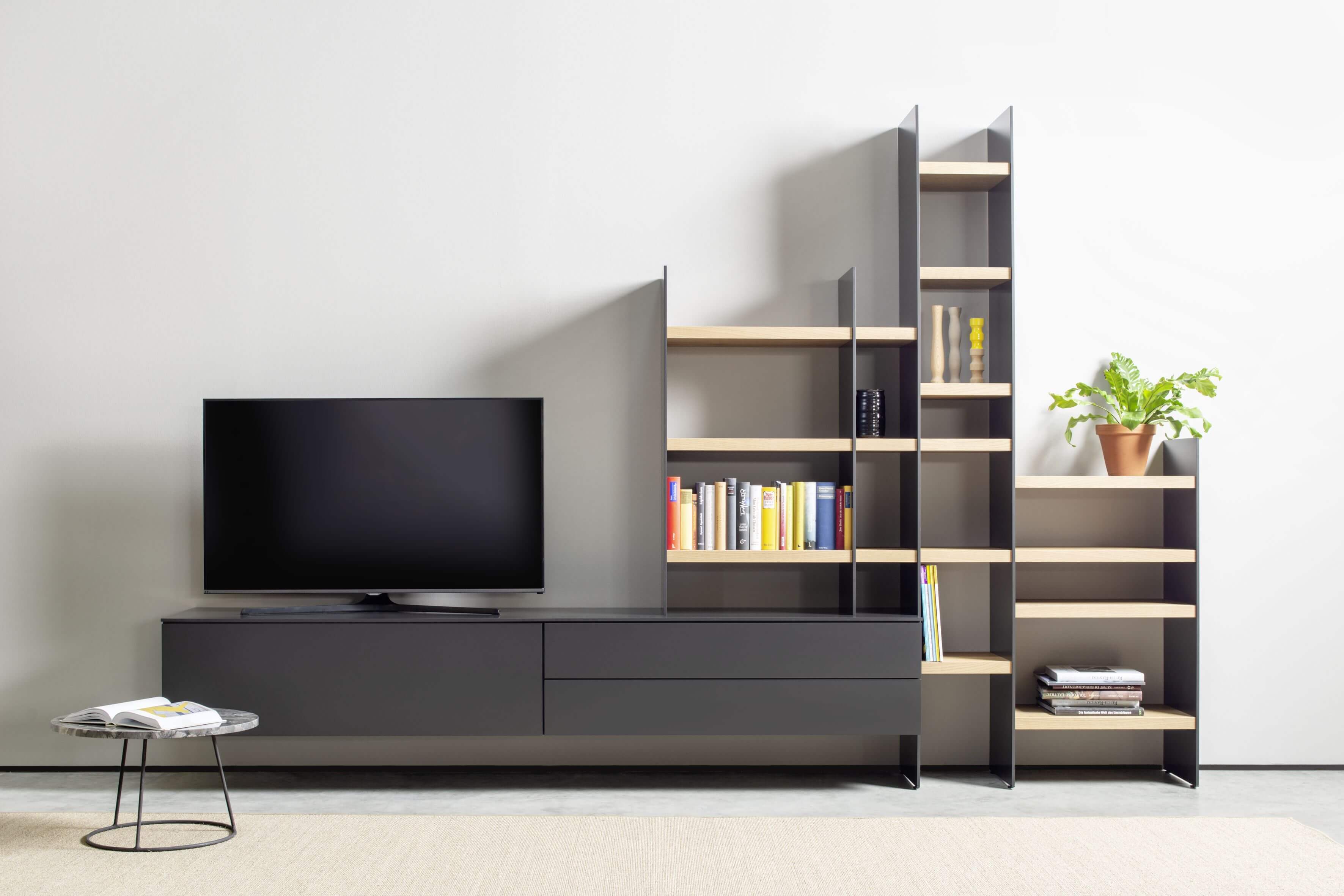 Sudbrock Scala/Cubo - Wohnwand | Lack cosmos schwarz, Eiche milk furniert | B: 333,0 cm | H: 221,1 cm Wohnwand mit Lowboard und Regal in schwarz Sudbrock Scala, Cubo