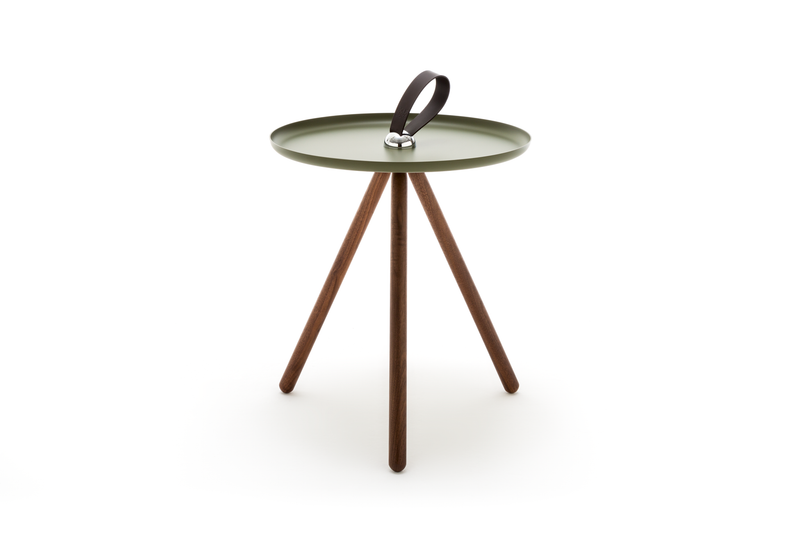 Rolf Benz 973 - Mobiles Tableau | Nussbaum amerikanisch, Moosgrau Eleganter dreibeiniger Beistelltisch mit grünem, abnehmbarem Tablett und praktischem Griff aus dunklem Leder.