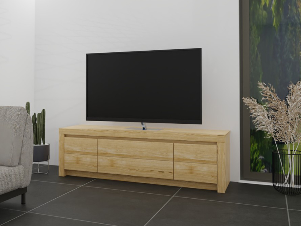 Wöstmann Soleo 3000 - Lowboard | Type 1752 | B: 173,4 cm Ein stilvolles Wohnzimmer mit einem großen Flachbildfernseher auf einem eleganten Holz-TV-Schrank, umgeben von Pflanzen und dekorativen Elementen.