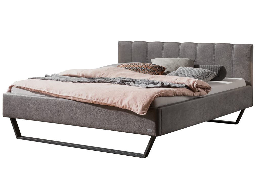 Ein freigestelltes Bett mit einem grauen, leicht strukturierten Kunstlederbezug auf schwarzen Kufenfüßen.