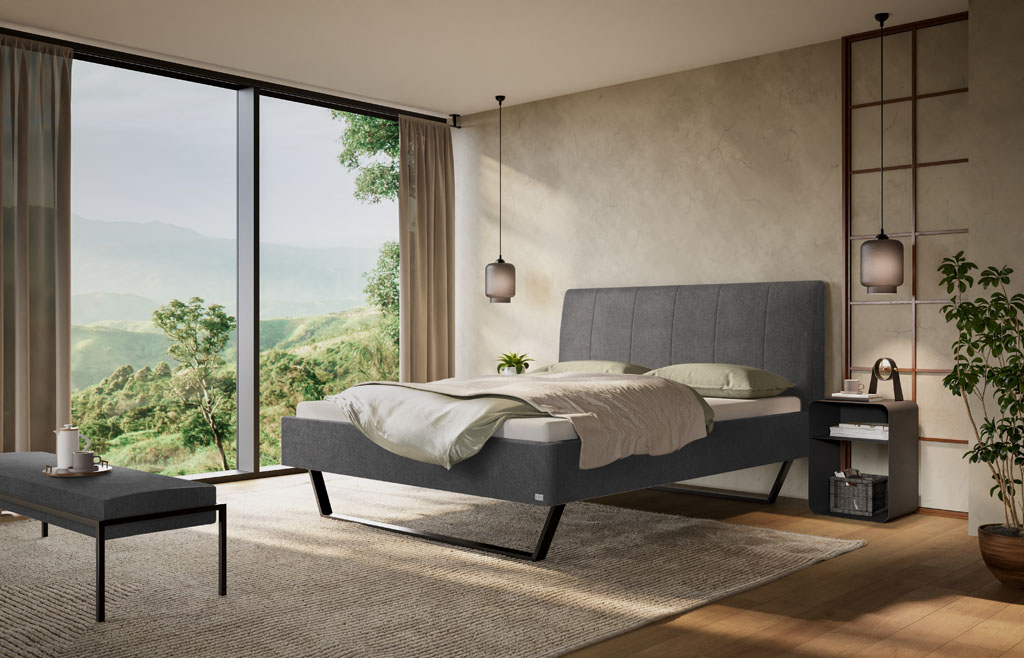 Modernes Schlafzimmer mit großem Fenster, dunkelgrauem Polsterbett mit schwarzem Kufengestell und Nachttisch (KI-generiert)