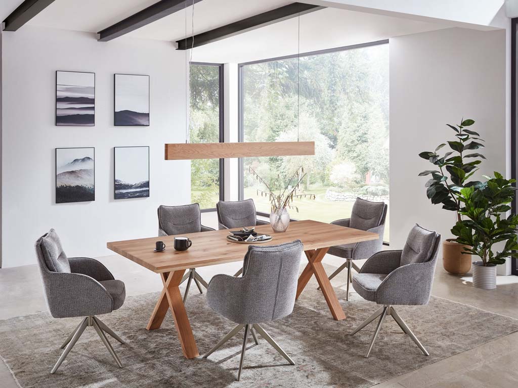 esstisch gruppe sechs graue stühle mit silberfarbigem gestell und brauner tisch mit schwarzem gestell einer esstisch lampe aus holz 