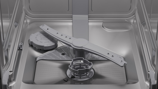 Innenraum-Boden des Spülers mit Sprüharm und Filtern.