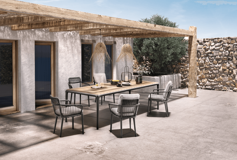 Esstisch für den Garten mit Teak Tischplatte und Polsterstühlen außenrum