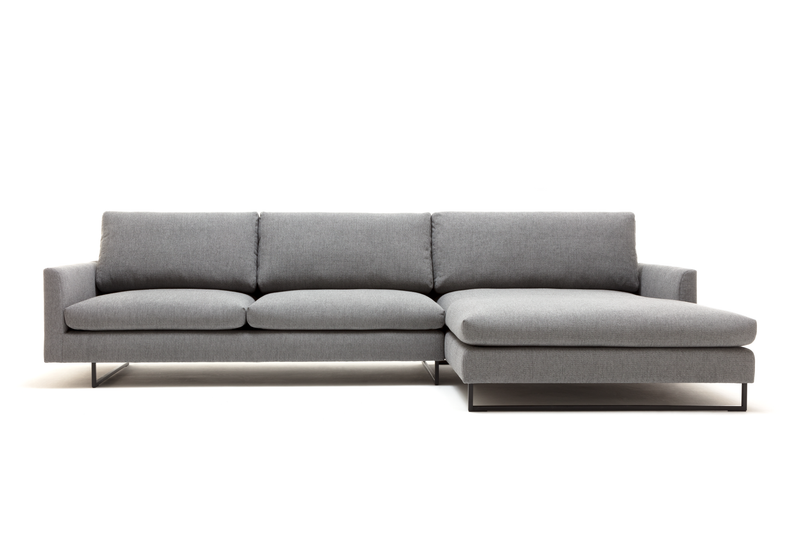 Graues Ecksofa mit Metallbeinen und schlichter, moderner Ästhetik