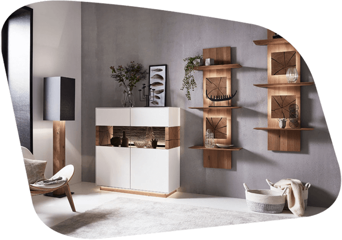 Ein stilvoll eingerichtetes Wohnzimmer mit einem weißen Schrank, hölzernen Regalen an der Wand, dekorativen Elementen und einem Sessel.