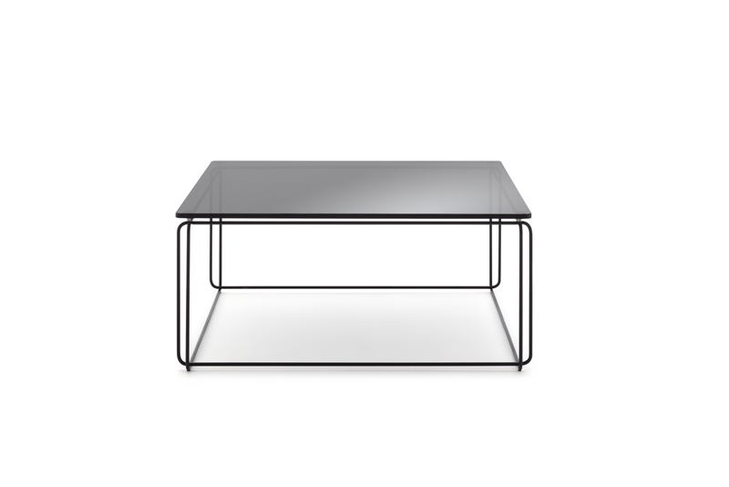 Minimalistischer Couchtisch mit transparenter Glasplatte und schwarzem Metallgestell