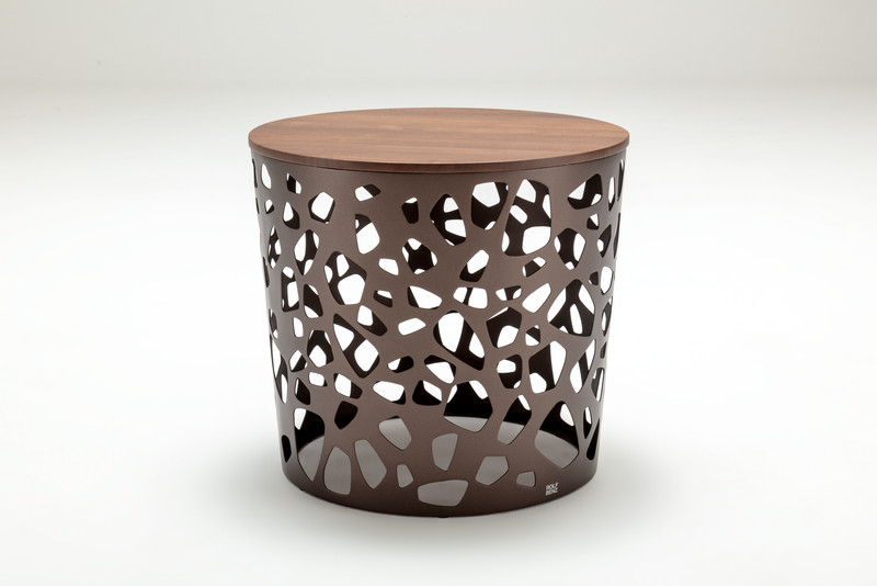Moderner Beistelltisch mit offenem Metallgestell und runder Holzplatte, ideal für Wohnzimmer.