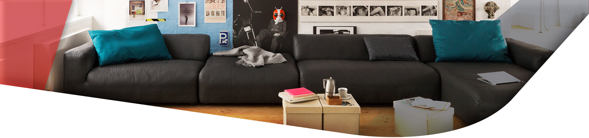 dunkle Wohnlandschaft mit blauen Kissen