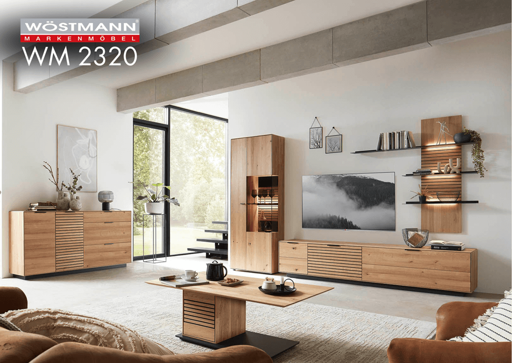 Große Massivholz Wohnwand mit Designer Fronten und Beleuchtung