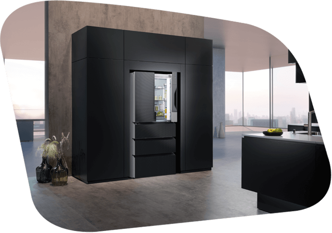 Kühlschrank mit schwarzer Front in eine Küchenzeile integriert