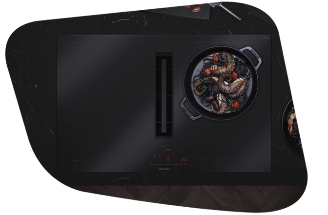 mattes Kochfeld mit einem Topf mit Essen darauf