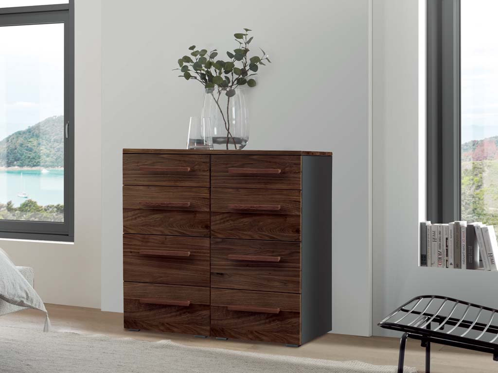 graue kommode mit acht schubladen front und obere seite braun stilvoll dekoriert in einem modernen zimmer quatrine von hasena
