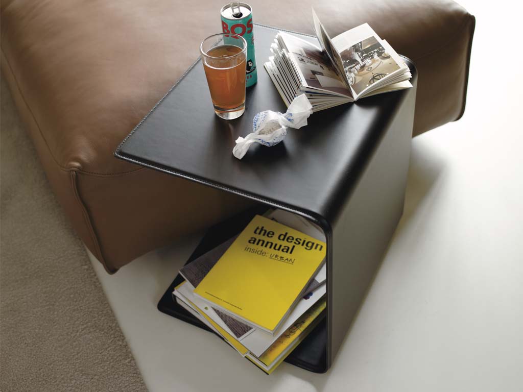 Rolf Benz 940 - Beistelltisch | Kernleder schwarz (39 x 44 cm) Beistelltisch in Leder schwarz mit geöffneter Seite für die Couch