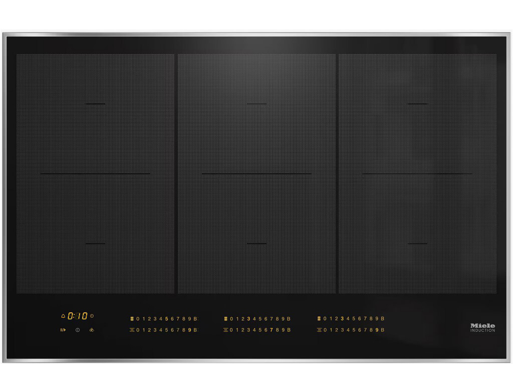 Miele - Induktionskochfeld (Herdunabhängig) | KM 7575 FR raufsicht auf ein Miele Induktionskochfeld mit PowerFlex-Zonen in einer modernen Küche. Die gesamte Oberfläche ist schwarz, und die Touch-Bedienelemente sind orangefarben beleuchtet.