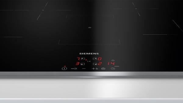 Nahaufnahme eines Siemens Induktionskochfelds mit digitaler Steuerung und roter LED-Anzeige
