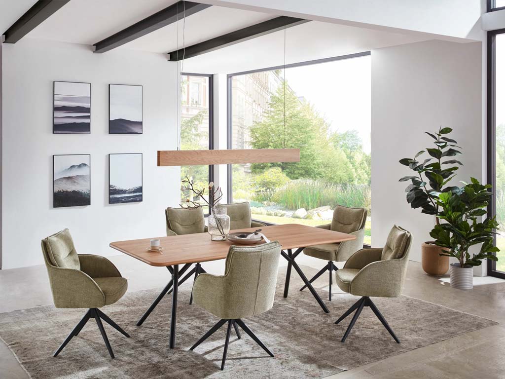 esstisch gruppe sechs grüne stühle mit schwarzem gestell und brauner tisch mit schwarzem gestell einer esstisch lampe aus holz 