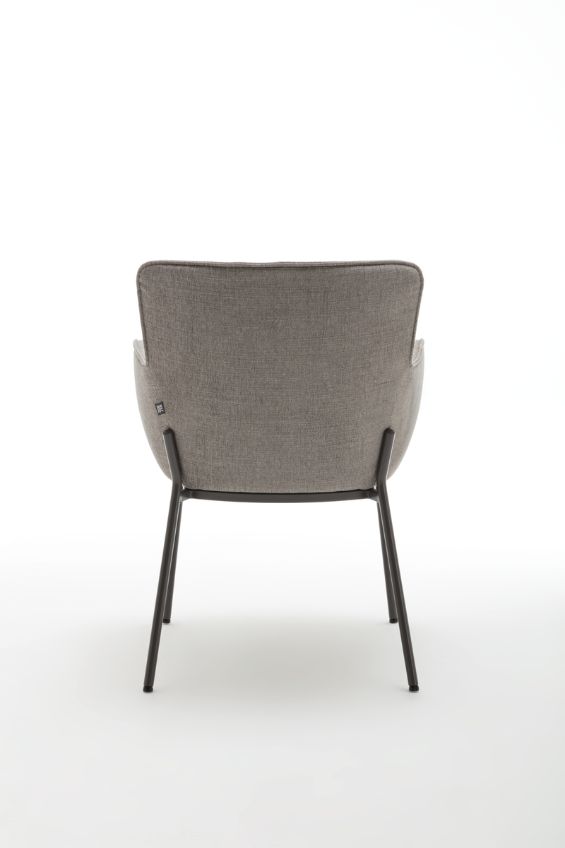Moderner Sessel mit grauem Stoffbezug und schwarzen Metallbeinen von hinten gesehen