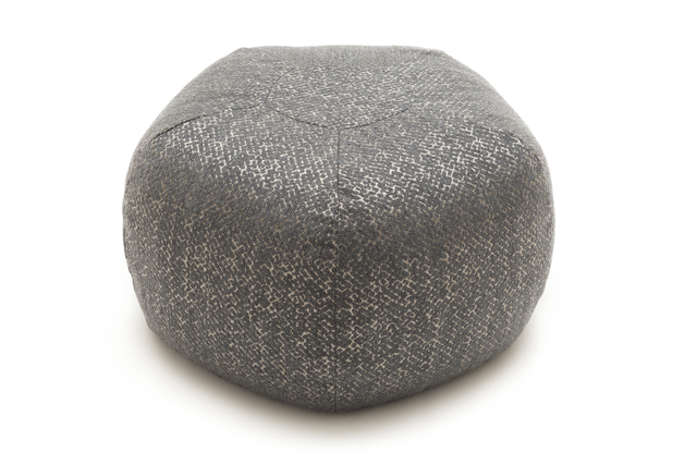 Runder Sitzhocker mit grauem Stoffbezug von creation by Rolf Benz CR 498