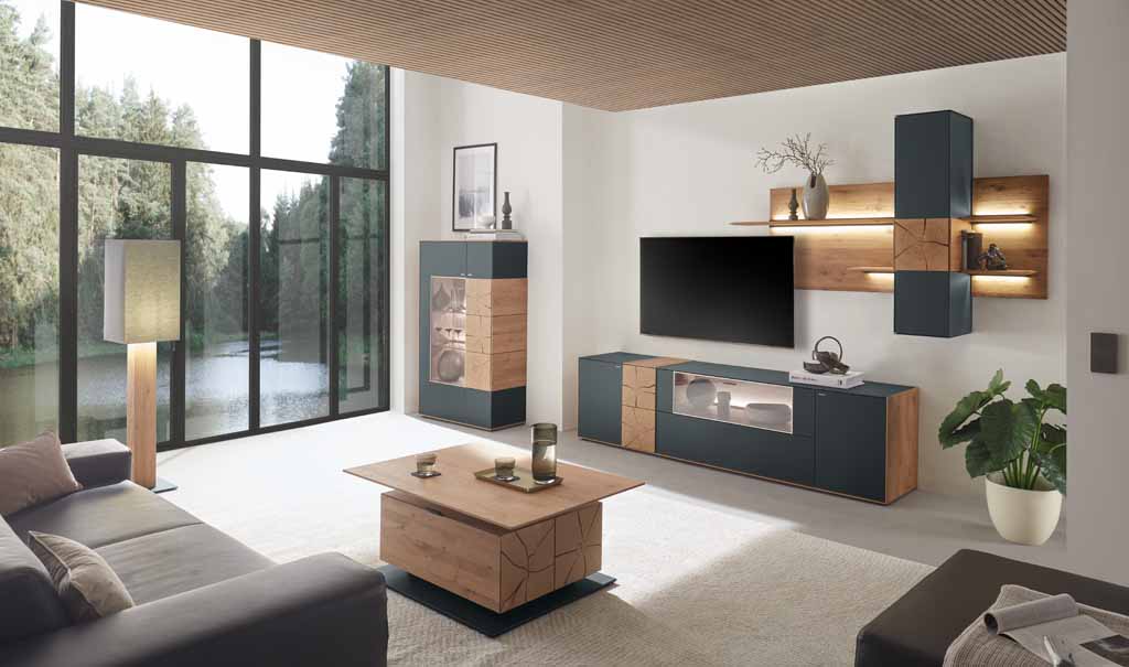 hartmann Caya - Wohnwand V70 | B: 296 cm Massivholz Wohnwand mit unterschiedlichen Vitrinenfächern und Beleuchtung