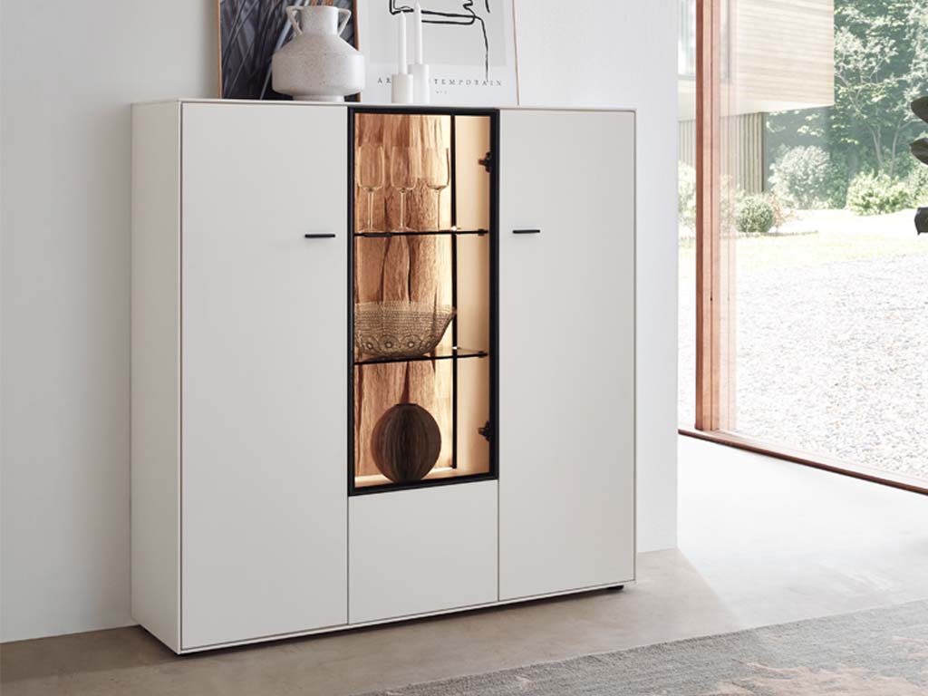 Wöstmann WM 2470 - Highboard | Type 4340 | B: 136,9 cm Eleganter weißer Schrank mit beleuchtetem Glaseinsatz, perfekt zur Präsentation von Dekoration