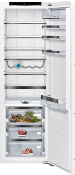 Einbau-Kühlschrank mit mehreren Glasregalen und gefüllten Obst- und Gemüsefächern