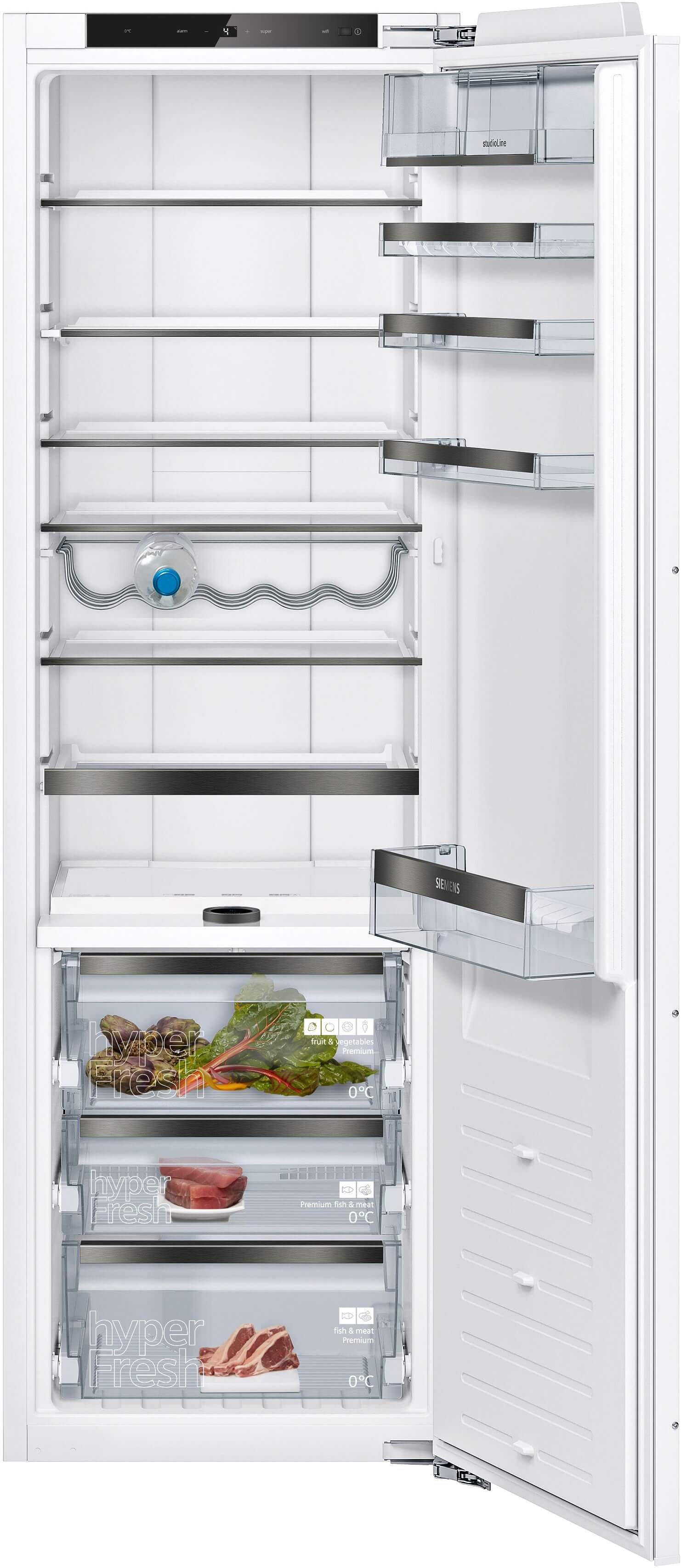Einbau-Kühlschrank mit mehreren Glasregalen und gefüllten Obst- und Gemüsefächern