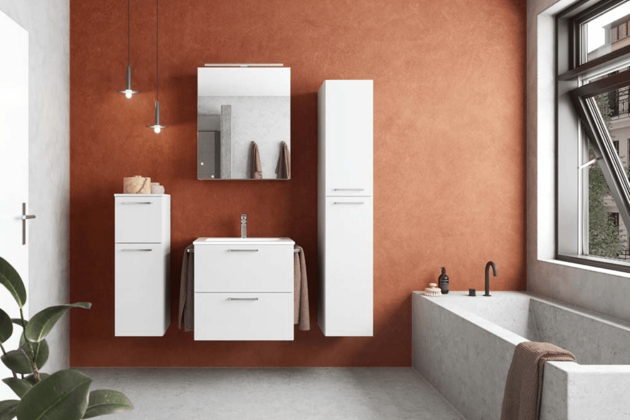 Badezimmer Möbel in weiß vor einer orange braunen Wand