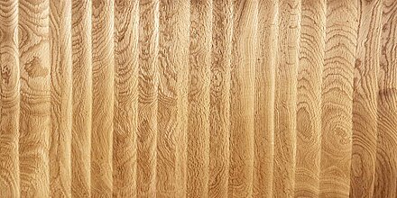 Detailaufnahme einer Holzverkleidung mit vertikalen Streifen aus hellem Holz